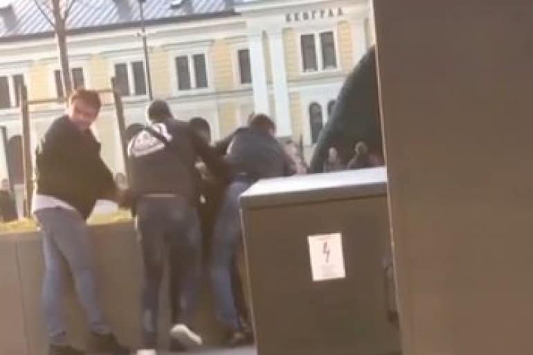 Мигрант уз помоћ ножа опљачкаo жену у сред Београда, пролазници га ухватили и савладали! (видео)