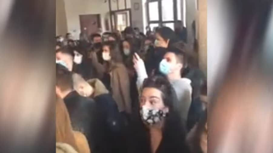 Београд: Студенти Правног факултета блокирали зграду факултета, негодују због самовоље управе, укидања априлског рока и повећања школарине