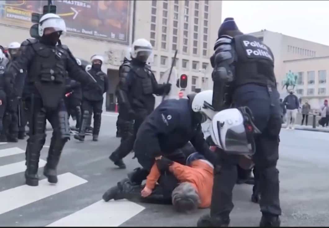 Белгија: Полицијска репресија и хапшења људи који протестују против антикорона мера у Бриселу (видео)
