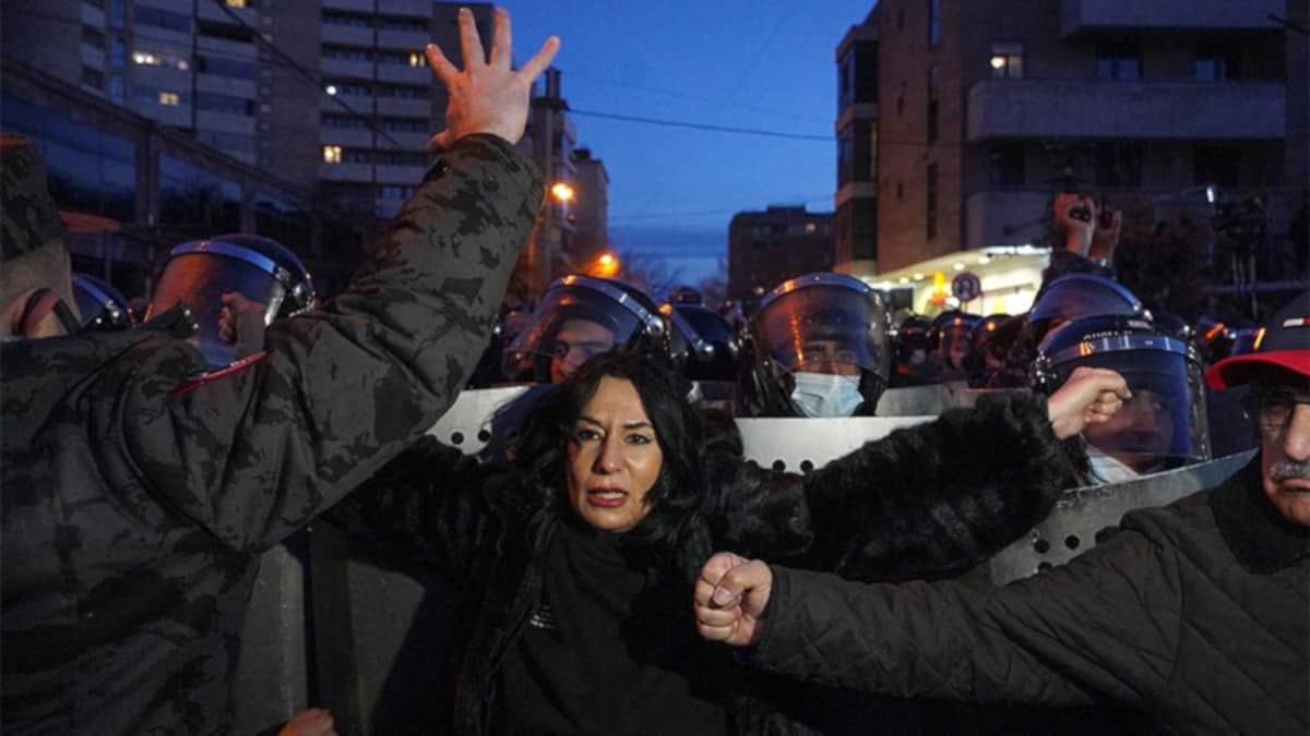 Јерменија: Пашињанов режим хапси демонстранте испред зграде парламент (видео)