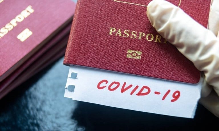 Стотине хиљада Британаца потписује петицију против КОВИД пасоша