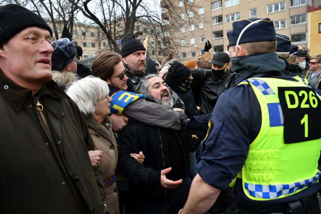 Шведска: Сукоб демонстраната и полиције у центру Стокхолма због нових мера у борби са пандемијом, најмање један полицајац je повређен