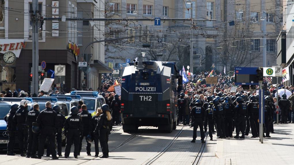 ПОБУНА НАРОДА: Сукоби с полицијом у Немачкој и Лондону, масован протест и у Београду (видео)
