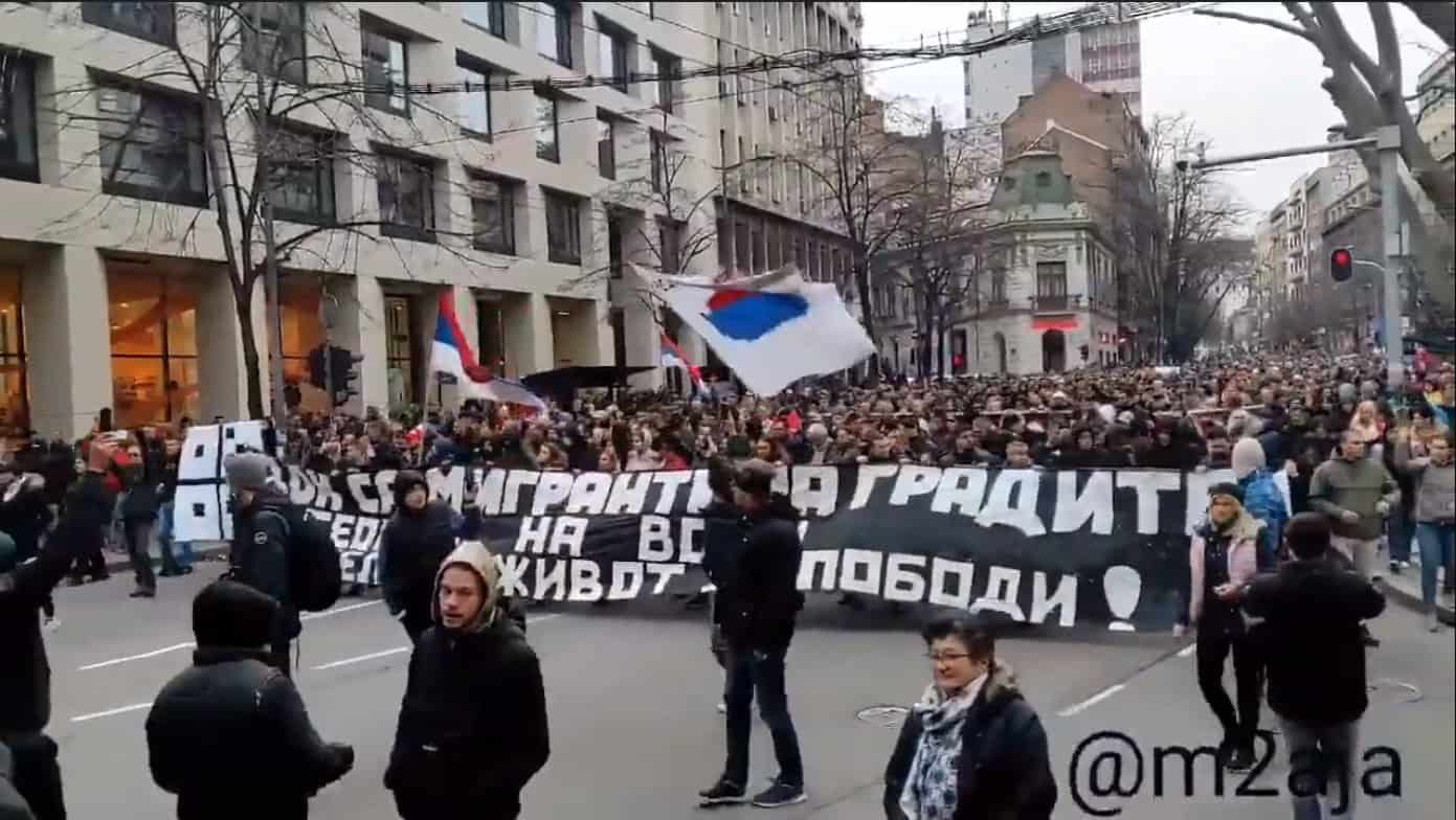 РЕЖИМСКИ И ОКУПАЦИОНИ МЕДИЈИ СУ КАНЦЕР СРБИЈЕ: Како је линчован протест против корона мера и Вучића (видео)