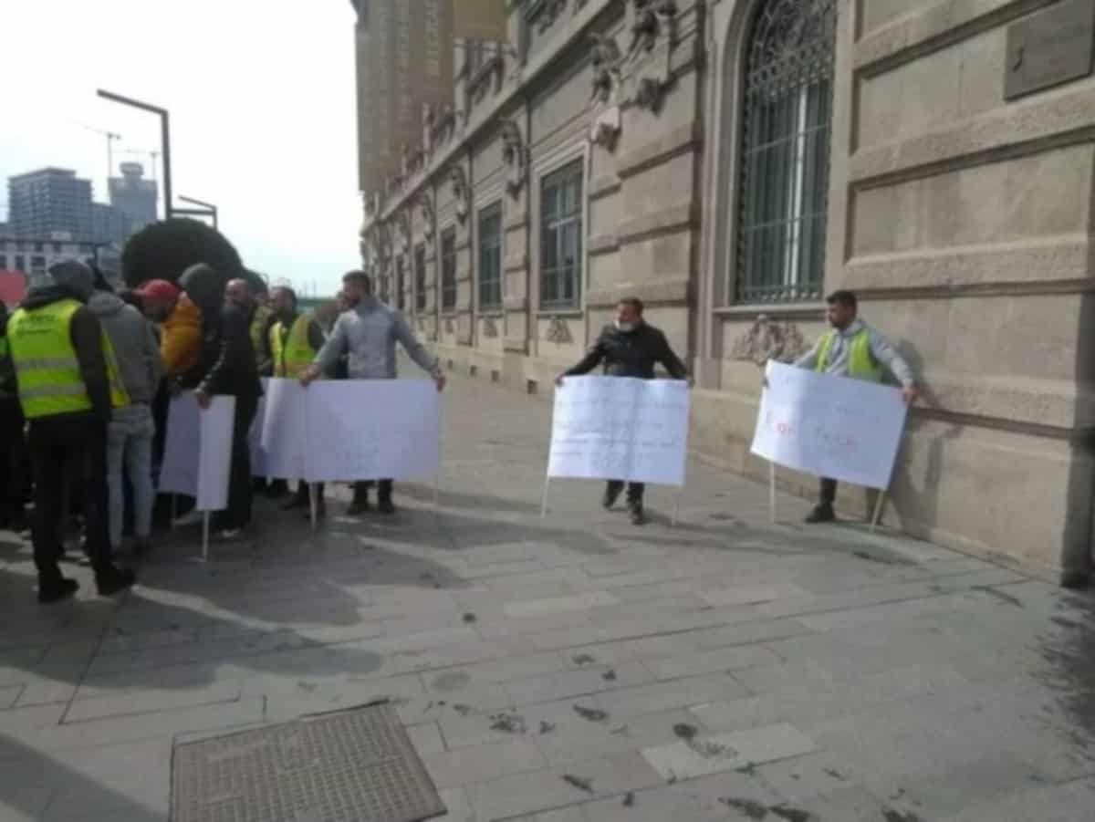 Протест страних радника због неисплаћених плата испред седишта Београда на води