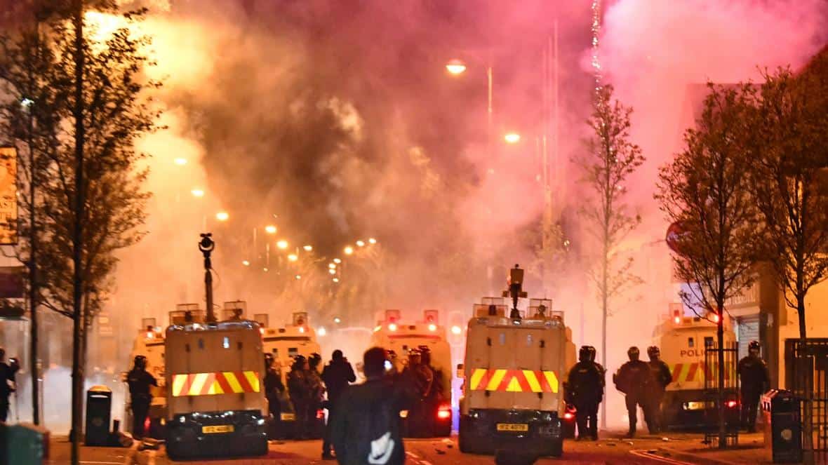 Нове "невоље" у Белфасту – демонстранти напали полицију Молотовљевим коктелима и каменицама (видео)