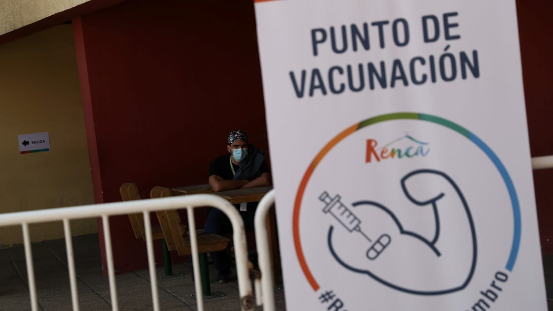 Чиле први у свету по вакцинацији и броју оболелих, општи локдаун
