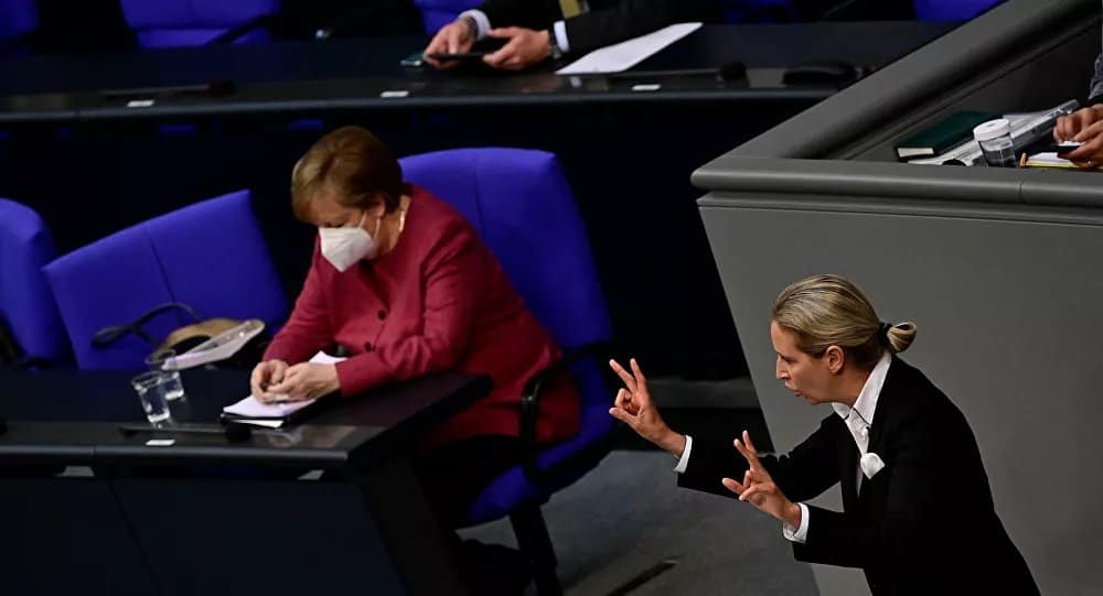 Отпор у Бундестагу: Меркелова тражила већа овлашћења, посланици прекинули њен говор