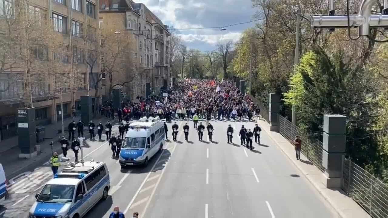Масовни протести у Штутгарту против мера владе за ограничавање ширења Ковида-19