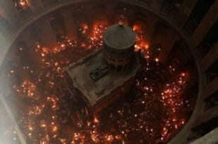 Благодатни огањ сишао у Христов гроб у Јерусалиму (видео)