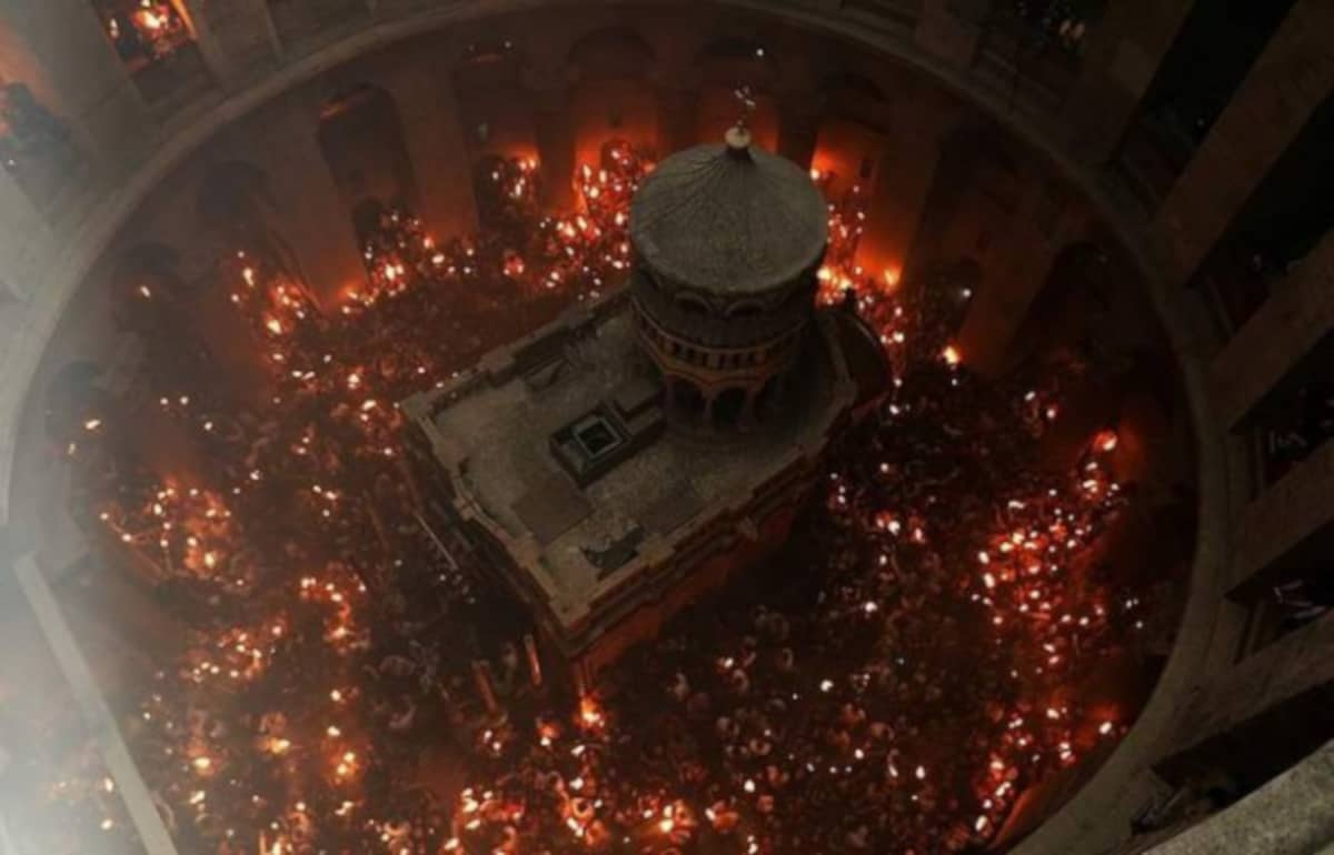 Благодатни огањ сишао у Христов гроб у Јерусалиму (видео)