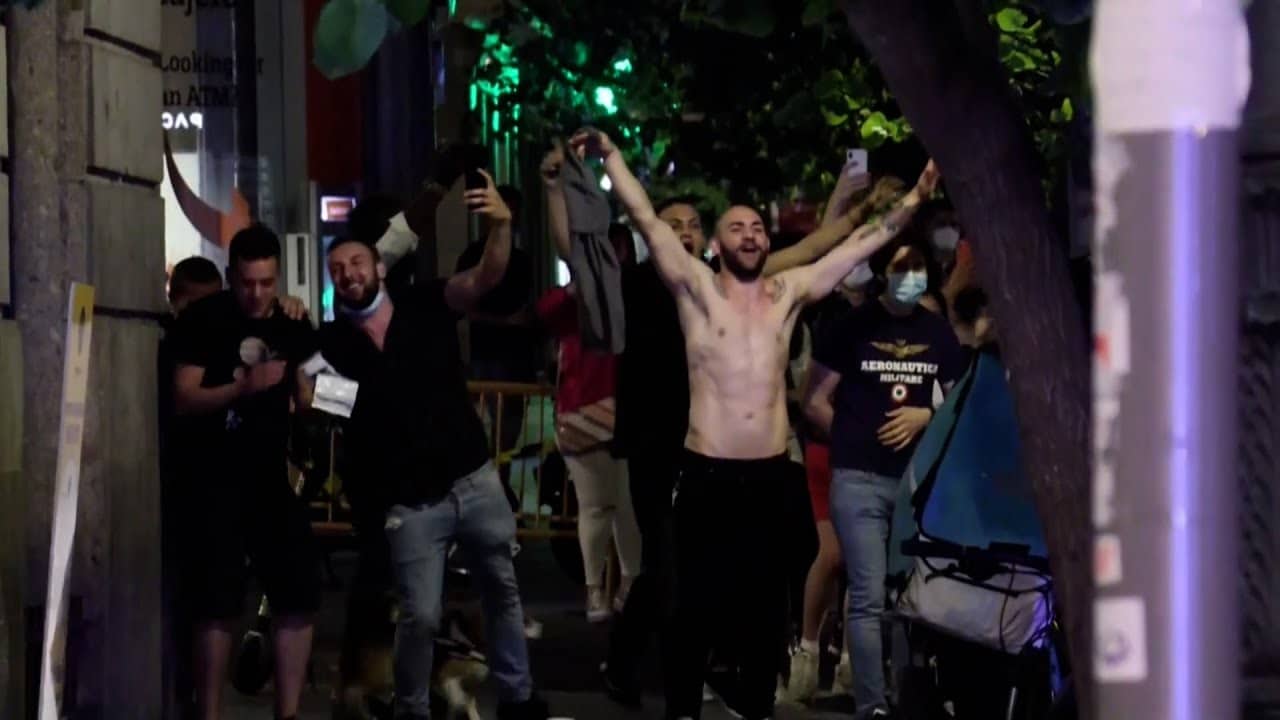 Шпанци на улицама прославили укидање ванредног корона стања (видео)