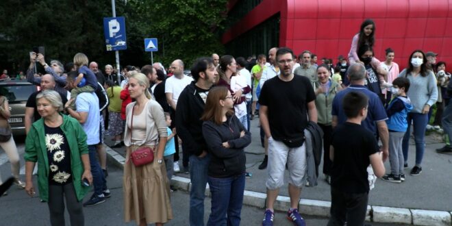 Нови Београд: Око 500 станара Блока 37 окупило се на протесту због бесправне изградње пословног комплекса од 8 спратова на зеленој површини