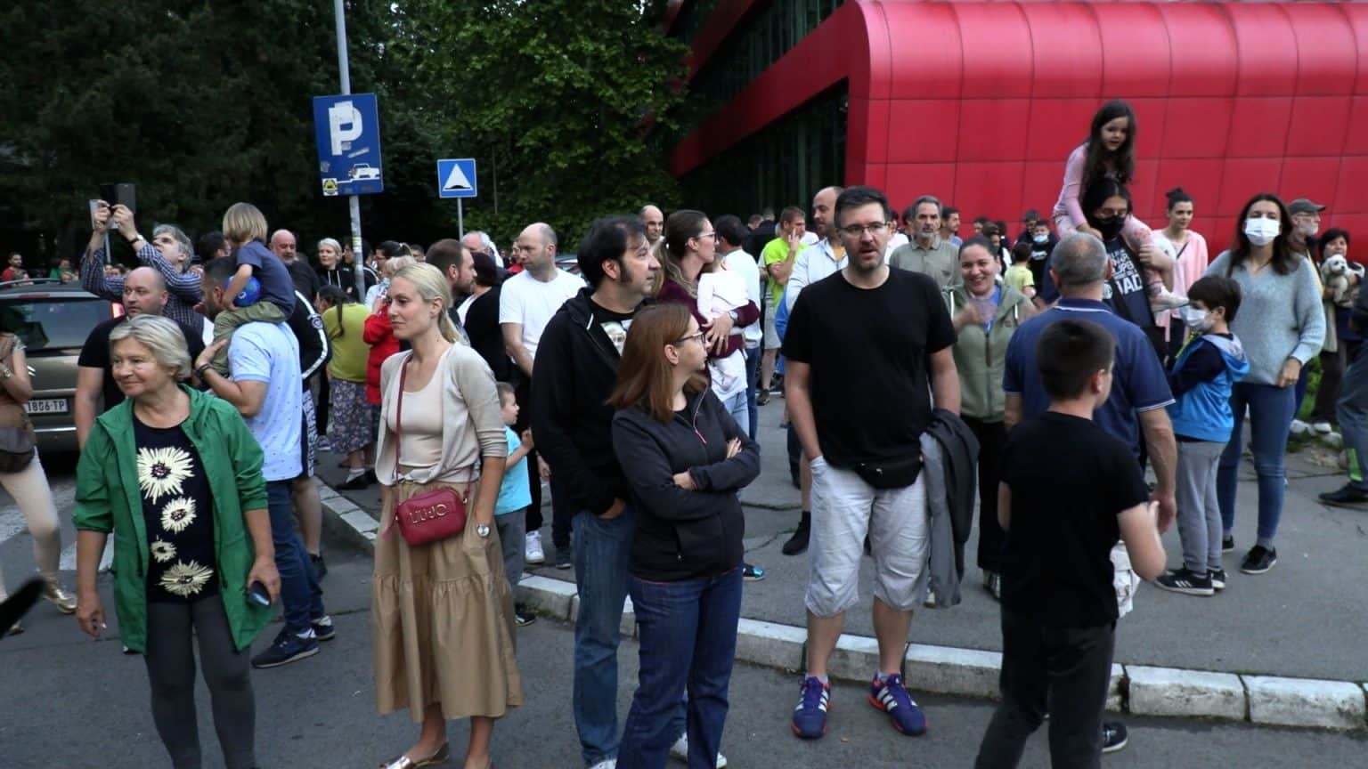 Нови Београд: Око 500 станара Блока 37 окупило се на протесту због бесправне изградње пословног комплекса од 8 спратова на зеленој површини