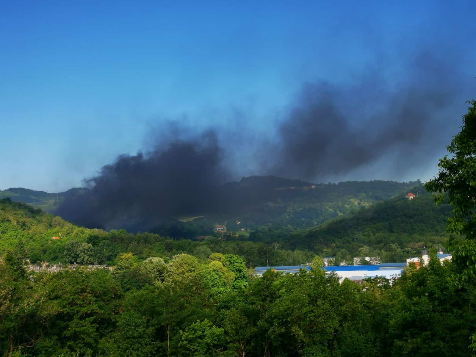 Чачак: Сад и пожар у близини фабрике „Слобода“, ватра се брзо шири