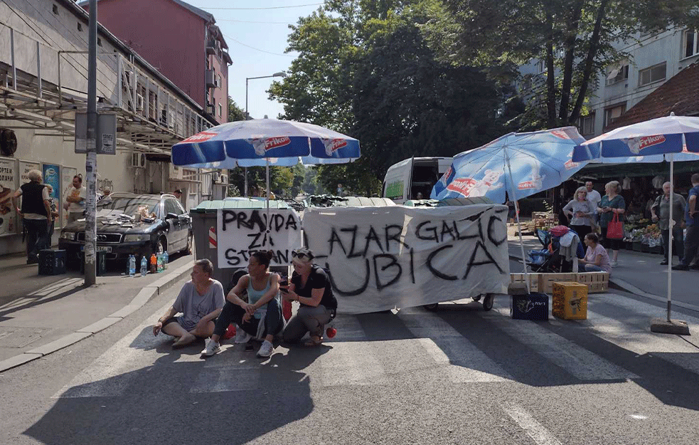 Грађани и даље блокирају улицу на Карабурми: Не склањамо се, захтевамо правду