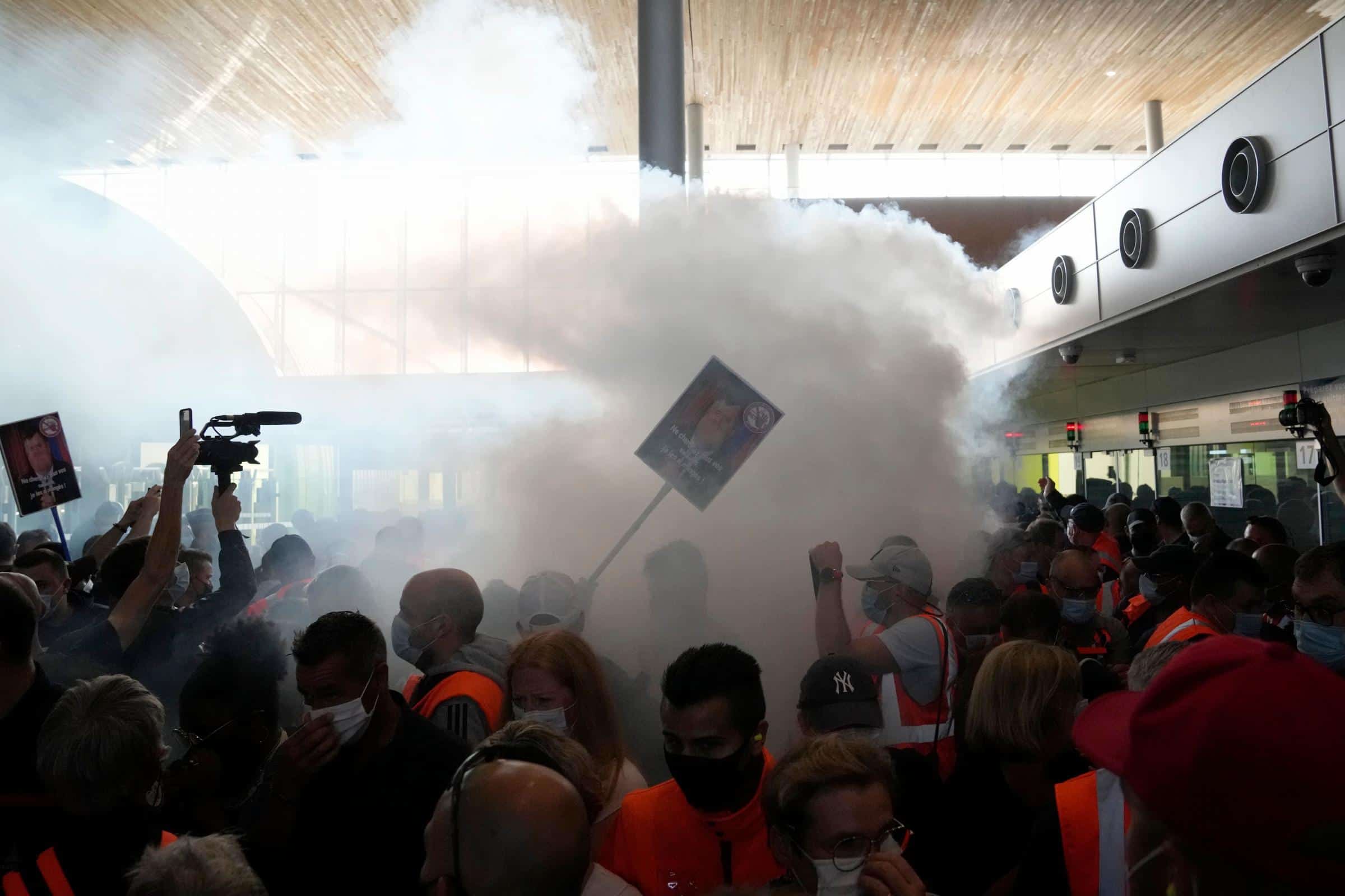 Француска: Радници блокирали аеродром Шарл де Гол због смањења плата (видео)