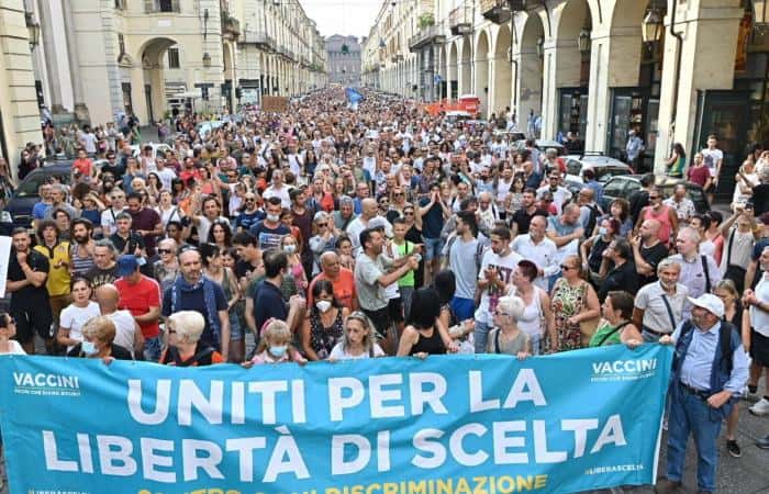Италија: Масовни протести у око 80 италијанских градова против увођења обавезне санитарне ковид пропуснице (фото, видео)