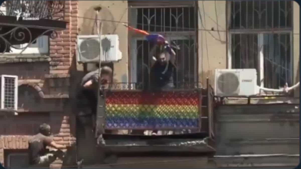Грузија: Бесан народ блокирао прајд, побацали ЛГБТ заставе и заменили их грузијским (видео)
