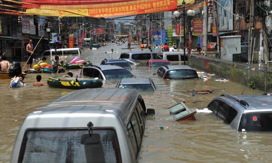 Катастрофалне поплаве у Кини, пуцају бране и вода носи све пред собом (видео)