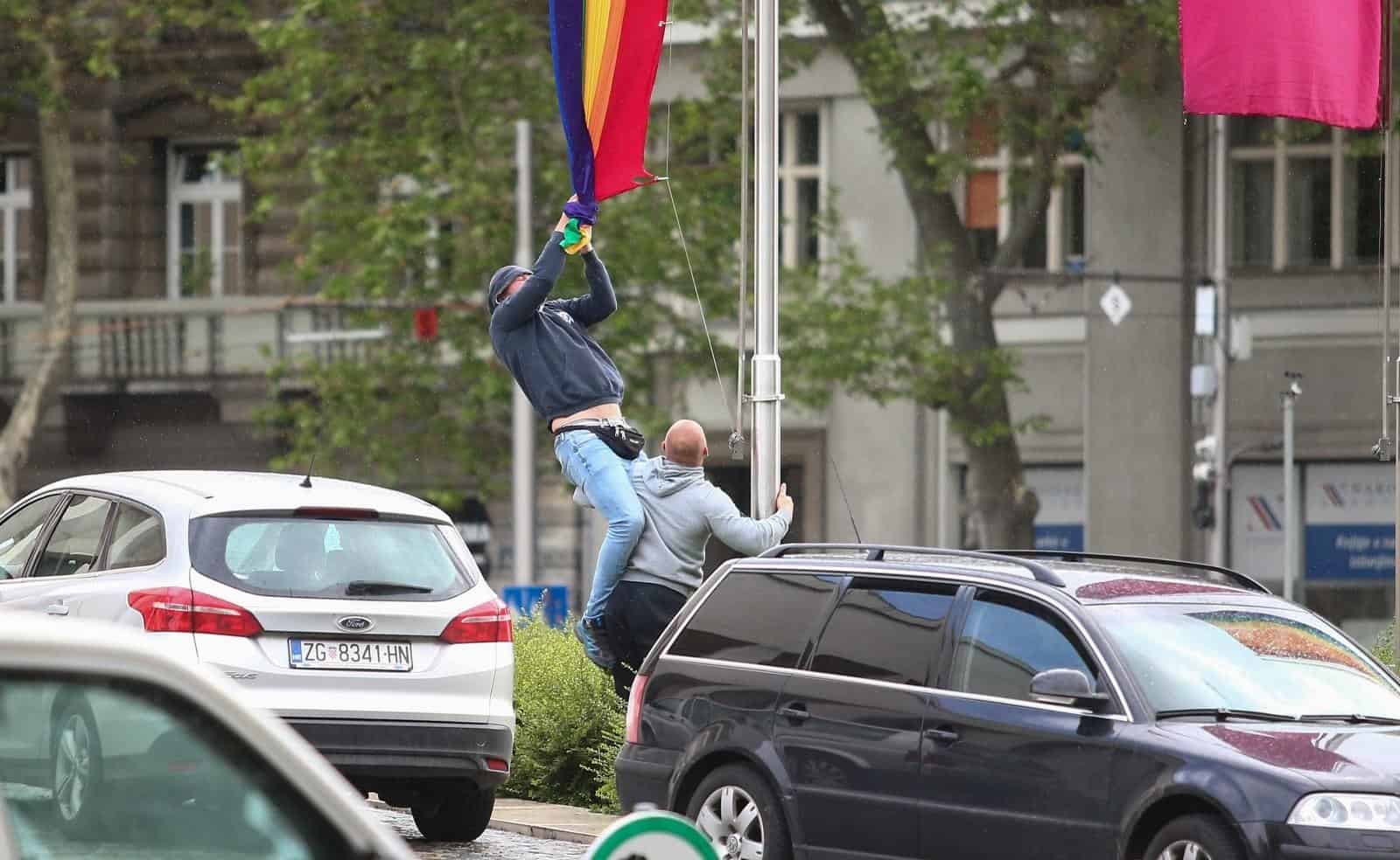 Загреб: Забележено више инцидената на "паради поноса" - запаљена "застава дугиних боја"