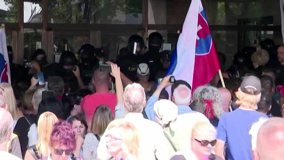Хаос у Словачкој: Народ на улицама протестује против корона фашизма, полиција користи сузавац (видео)