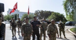 Све драматичније у Тунису: Војска опколила и блокирала парламент (видео)