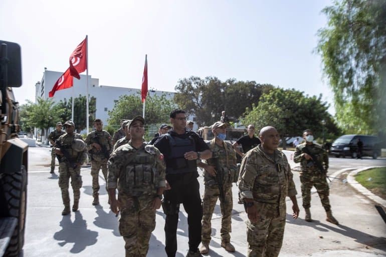 Све драматичније у Тунису: Војска опколила и блокирала парламент (видео)