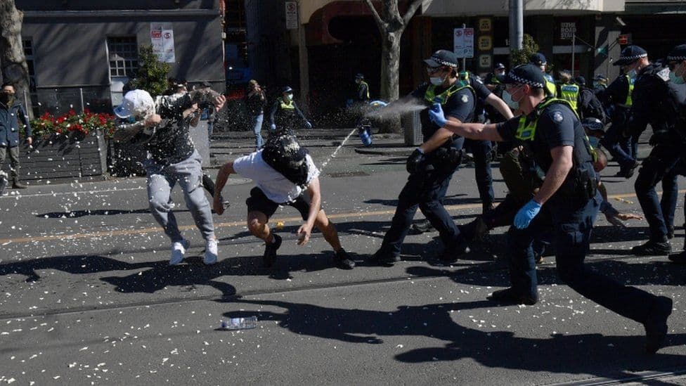 Сукоби са полицијом и хапшења: Протести у Аустралији због карантина и полицијског часа (видео)