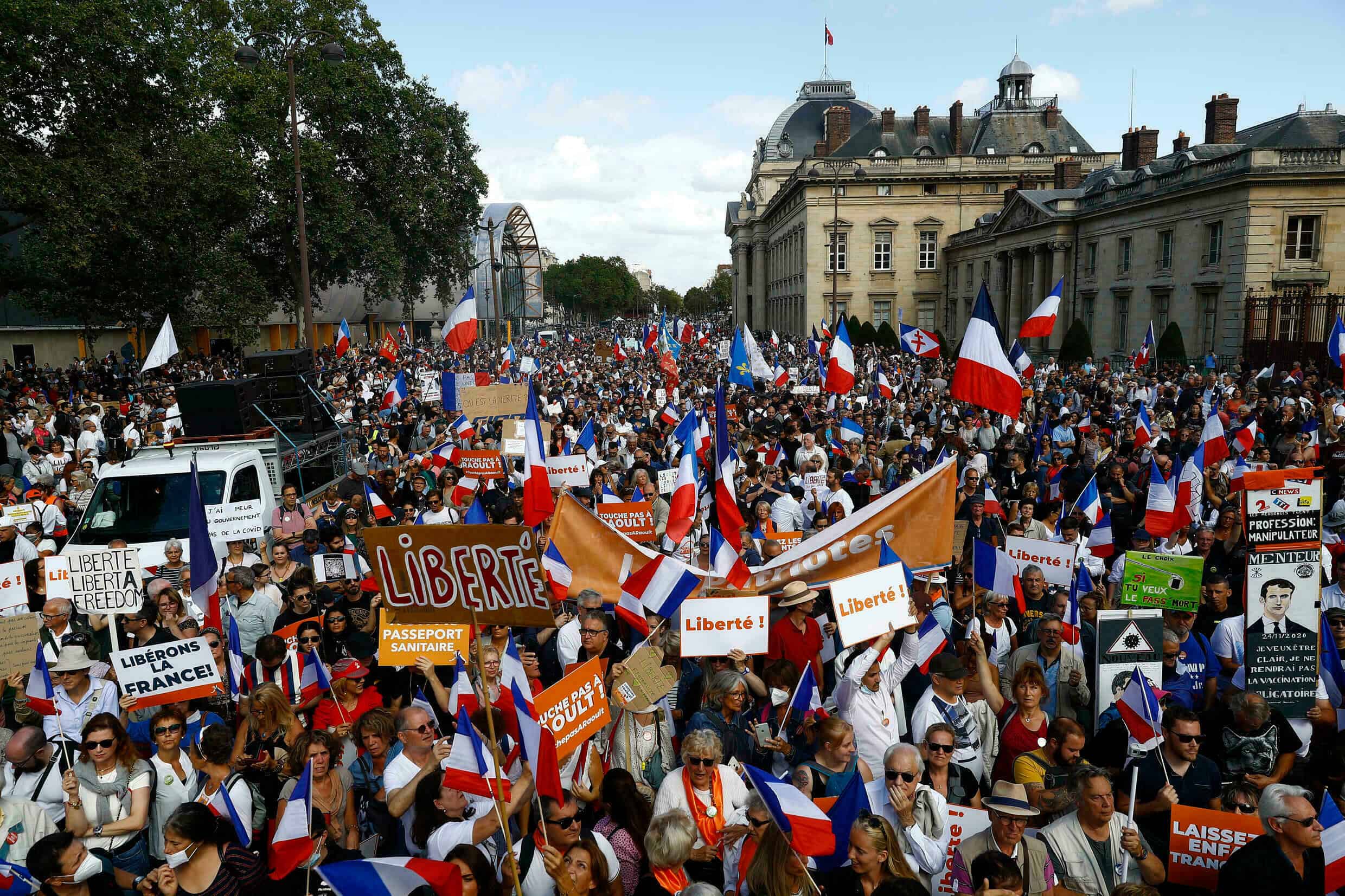 Французи поново на улицама због ковид пропусница, широм земље око 200 скупова и најмање око 150.000 учесника (видео)