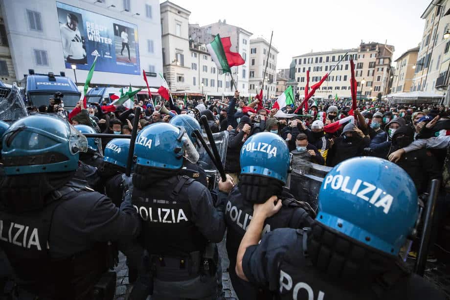 Масовни протести Италијана због обавезне ковид пропуснице