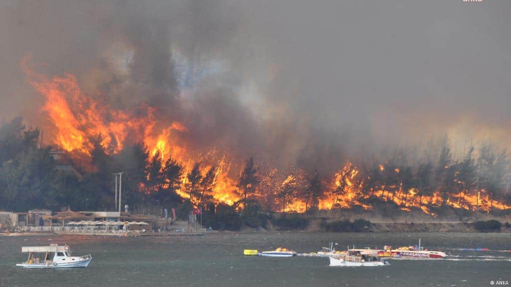 Страшне сцене масовних пожара у Турској – Број мртвих расте, туристи беже чамцима (видео)