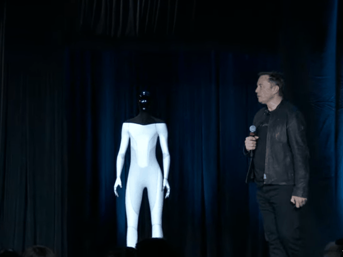 Илон Маск представио хуманоидног робота кога ће производити његова компанија (видео)