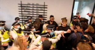ЕНГЛЕЗИ ПРОТИВ ОБАВЕЗНЕ ВАКЦИНАЦИЈЕ Упали у ТВ станицу у Лондону: Не дамо вам нашу децу! (видео)