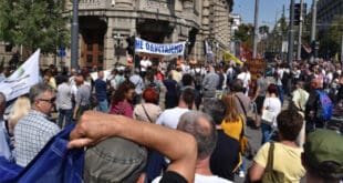 Београд: Други дан протеста просветара због броја ученика у одељењу и платних разреда