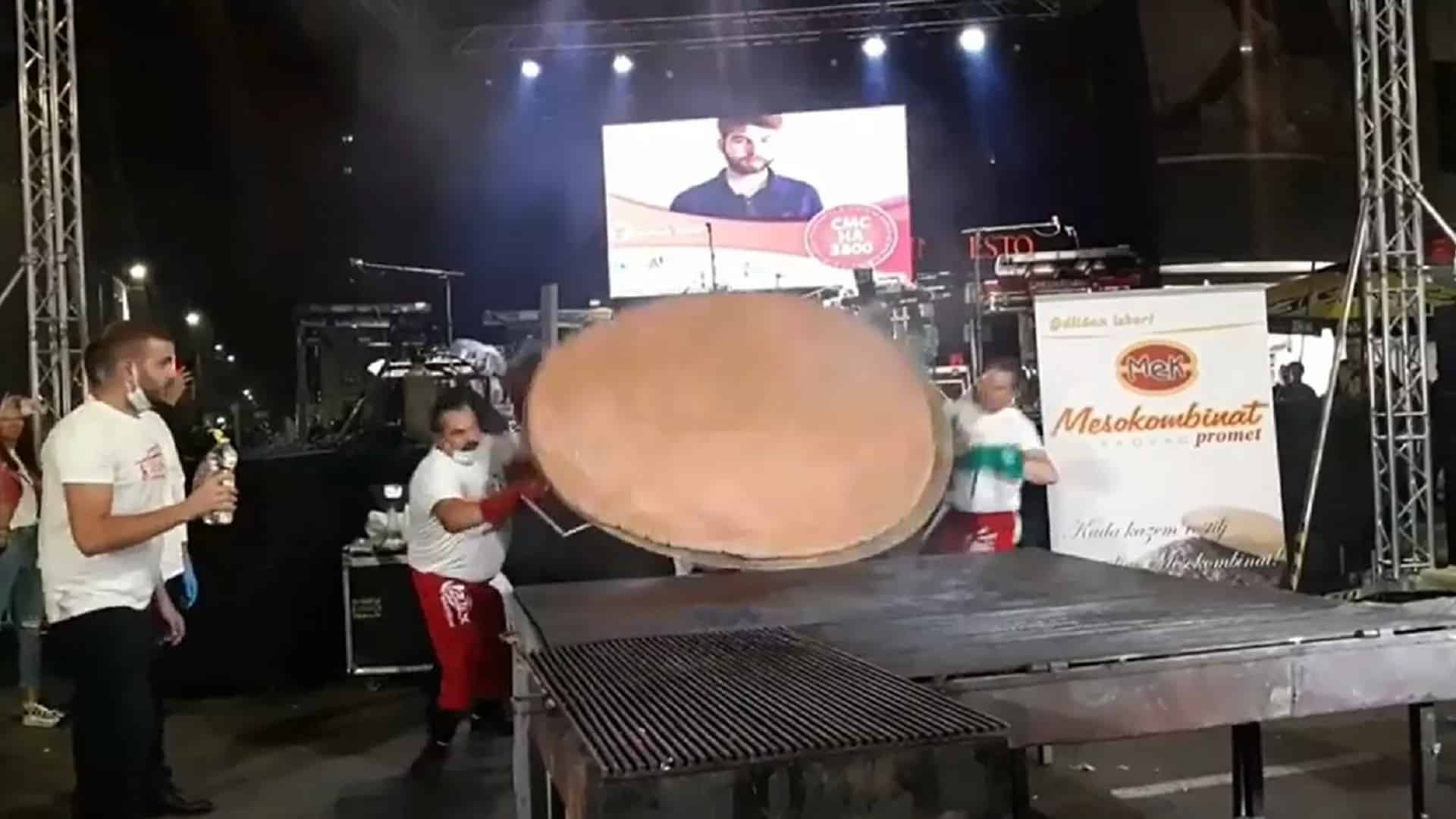 У Лесковцу направили рекордну џиновску пљескавицу од 67 килограма и одмах је појели (видео)
