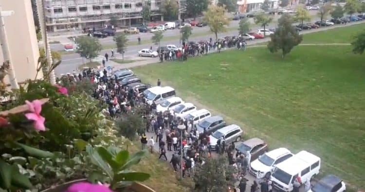 Нови Сад: СНС плаћао по 1.500 динара малолетним средњошколцима да учествују у Вучић Југенд шетњи