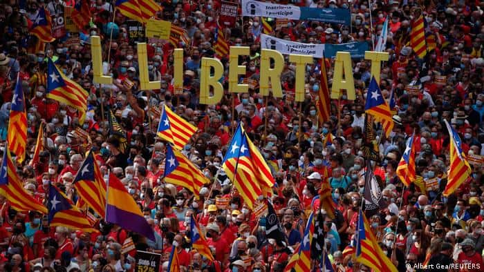 Барселона: Више од 100.000 људи на улицама захтева независност Каталоније (видео)