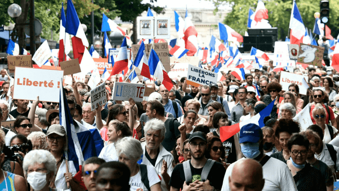 Широм Француске одржани масовни протести против ковид пасоша (видео)