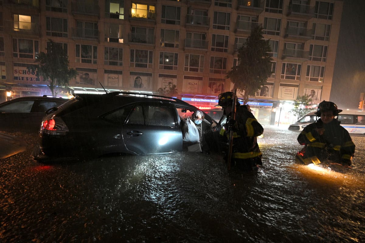 САД: Најмање 41 особа страдала у јаким кишама и поплавама у Њујорку и околним државама (видео)