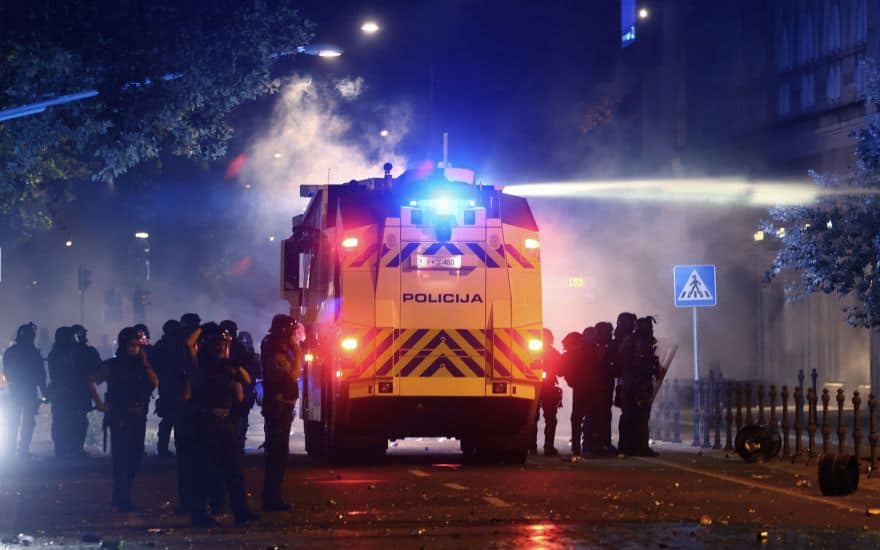 Синоћни хаос у Љубљани! Протести против корона мера се претворили у урбани рат са полицијом (фото, видео)