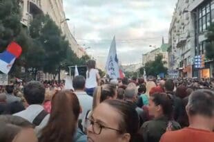 Београд УЖИВО: МАСОВАН протест против увођења ковид пропусница и присилне вакцинације (видео)