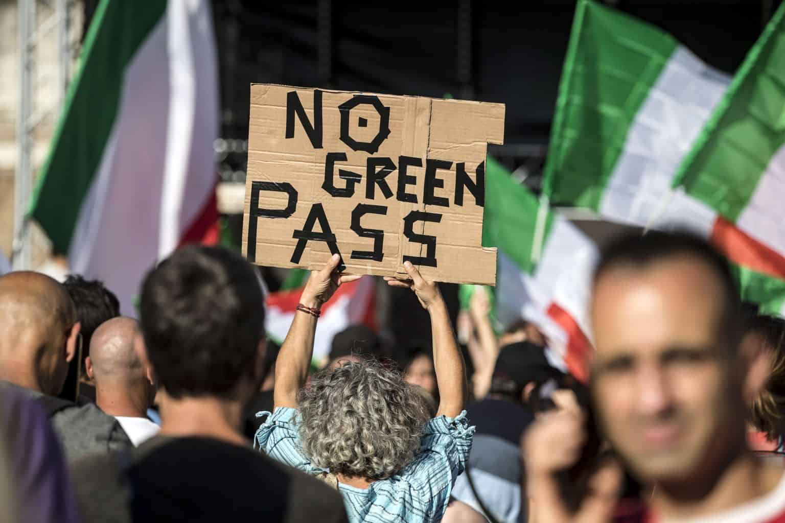 ИТАЛИЈА масовни протести против ковид пасоша: У Риму 100.000 људи, у Трсту више од 20.000 (видео)