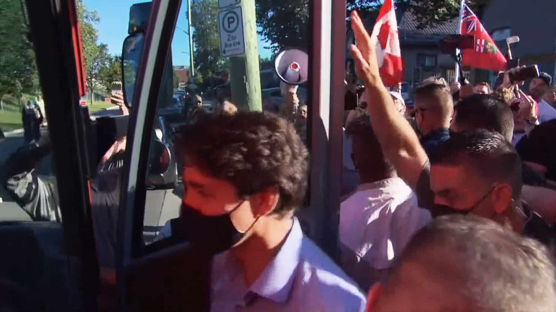 Канадски премијер Трудо гађен каменицима док је у оквиру предизборне кампање обилазио фабрику пива (видео)