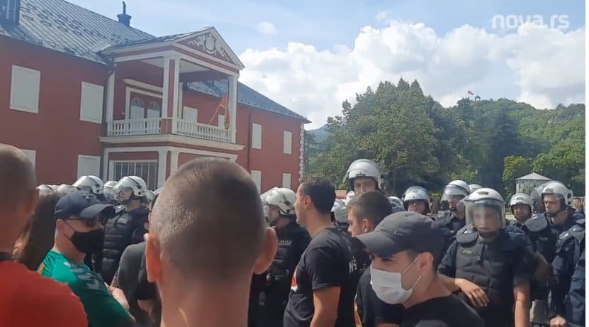 Цетиње: Мило Ђукановић, политички мртвац уз помоћ пар стотина криминалаца спрема напад на СПЦ (видео)