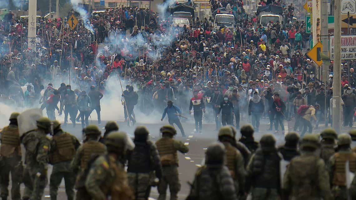 Хаос због поскупљења горива: Демонстранти на улицама, блокаде на путевима у Еквадору, има повређених (видео)