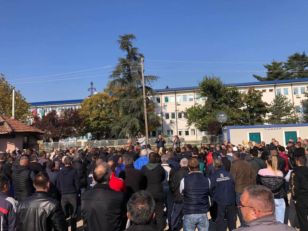 Одржан протест више хиљада радника ЕПС-а испред управне зграде површинских копова Колубаре у Барошевцу (видео)