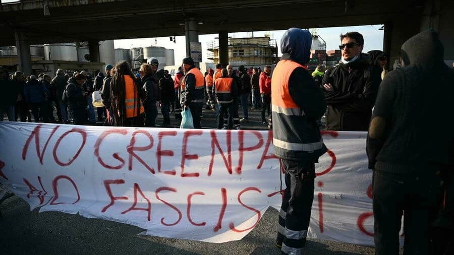 Италија: Масовни протести радника против ковид пропусница, Ватикан и лука у Ђенови блокирани (видео)