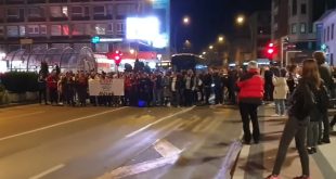 У НИШУ синоћ велики протест против ковид пропусница (видео)
