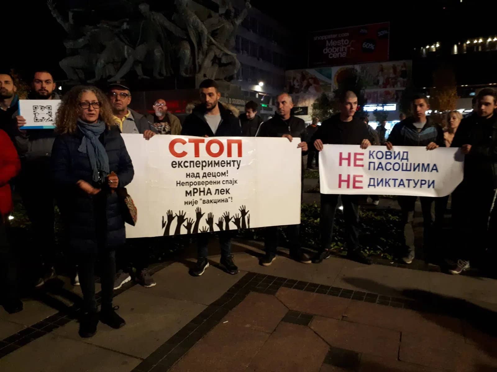 НИШЛИЈЕ против АПАРТХЕЈДА: Протестовали пред зградом вакцинатора Тиодоровића!
